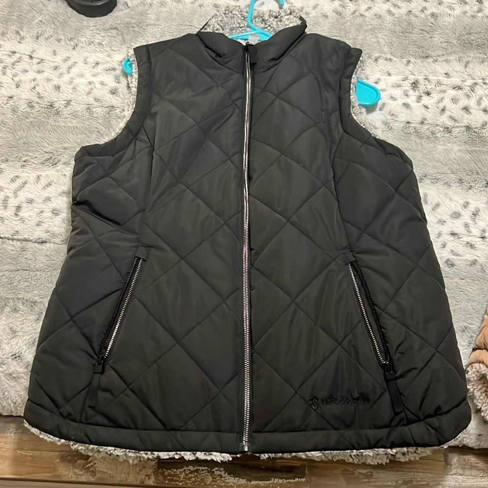 Free Country Vest. NWOT. Never worn Size Large. Lost weight can’t fit.